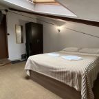 кровать в мансардном 2 х местном номере