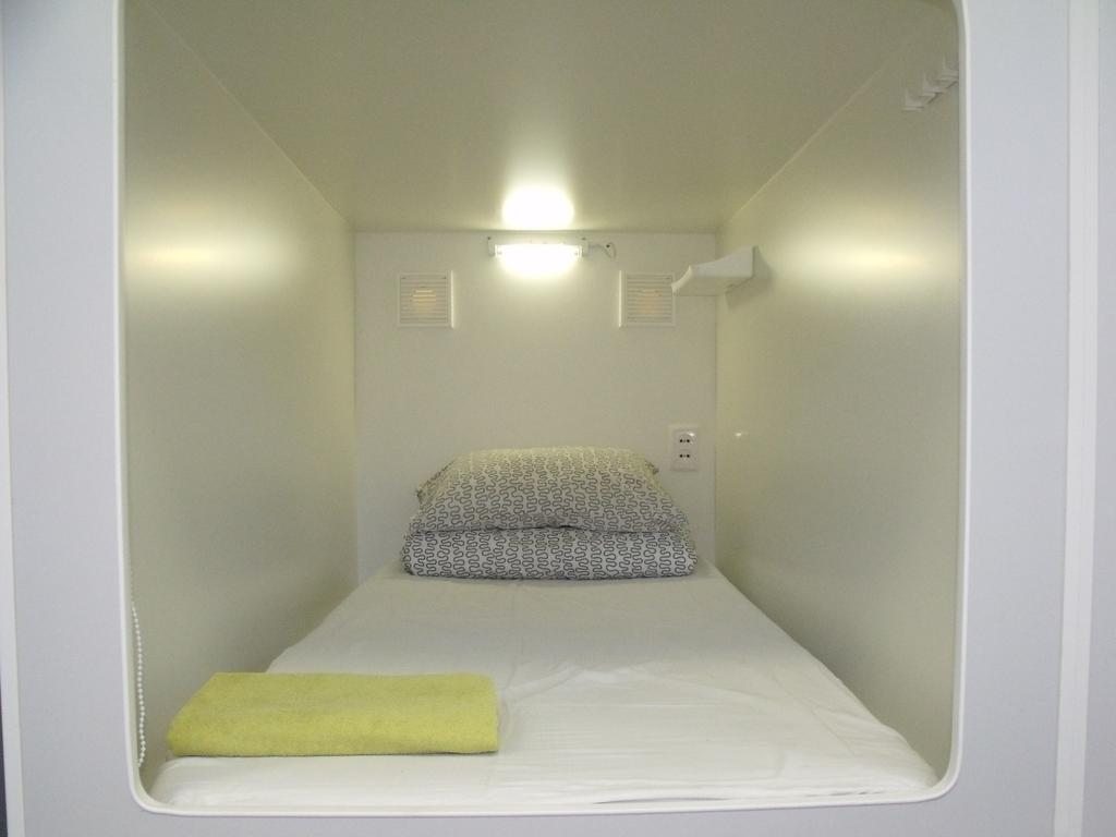 Так выглядит кровать-капсула, в которой вы будете отдыхать. Капсульный отель Sleepy House