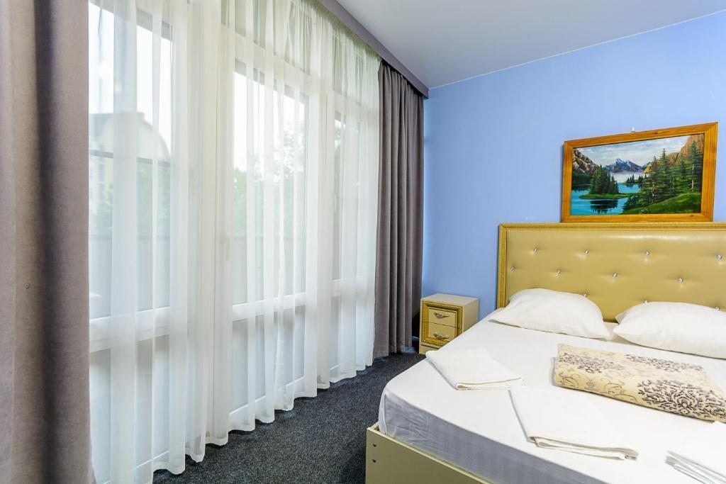 Двухместный (Двухместный номер с 1 кроватью или 2 отдельными кроватями и частичным видом на море) мини-отеля Лотос, Лермонтово