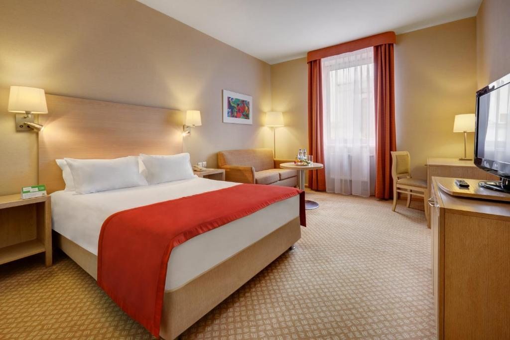 Трехместный (Стандартный номер с кроватью размера «queen-size» - Верхние этажи) отеля Холидей Инн Москва Лесная