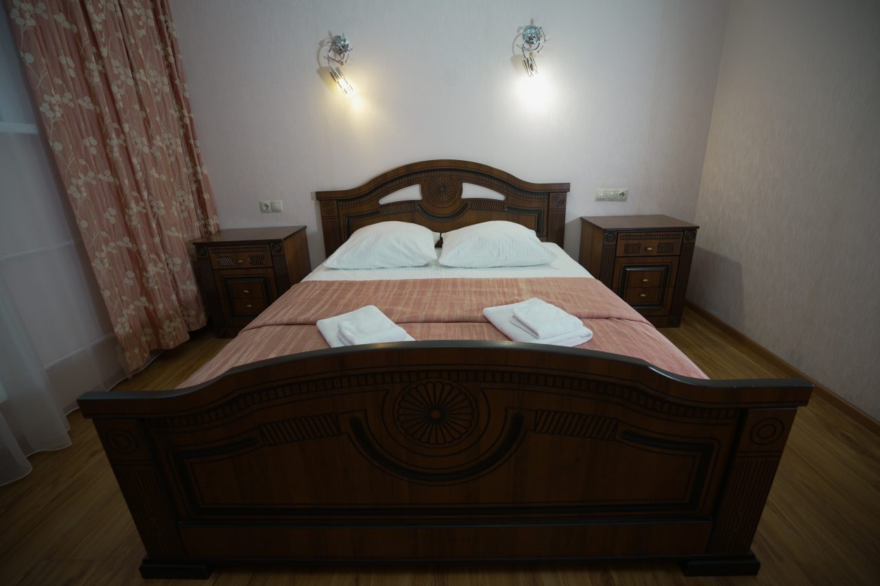 Двухместный (Стандарт с двуспальной кроватью цокольный этаж), Отель Кавказ