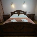 Двухместный (Стандарт с двуспальной кроватью цокольный этаж), Отель Кавказ