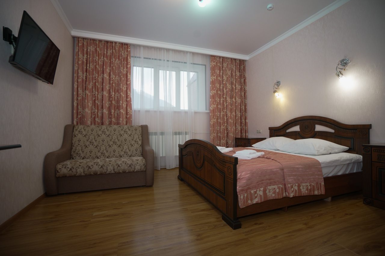 Двухместный (Стандарт с двуспальной кроватью цокольный этаж), Отель Кавказ