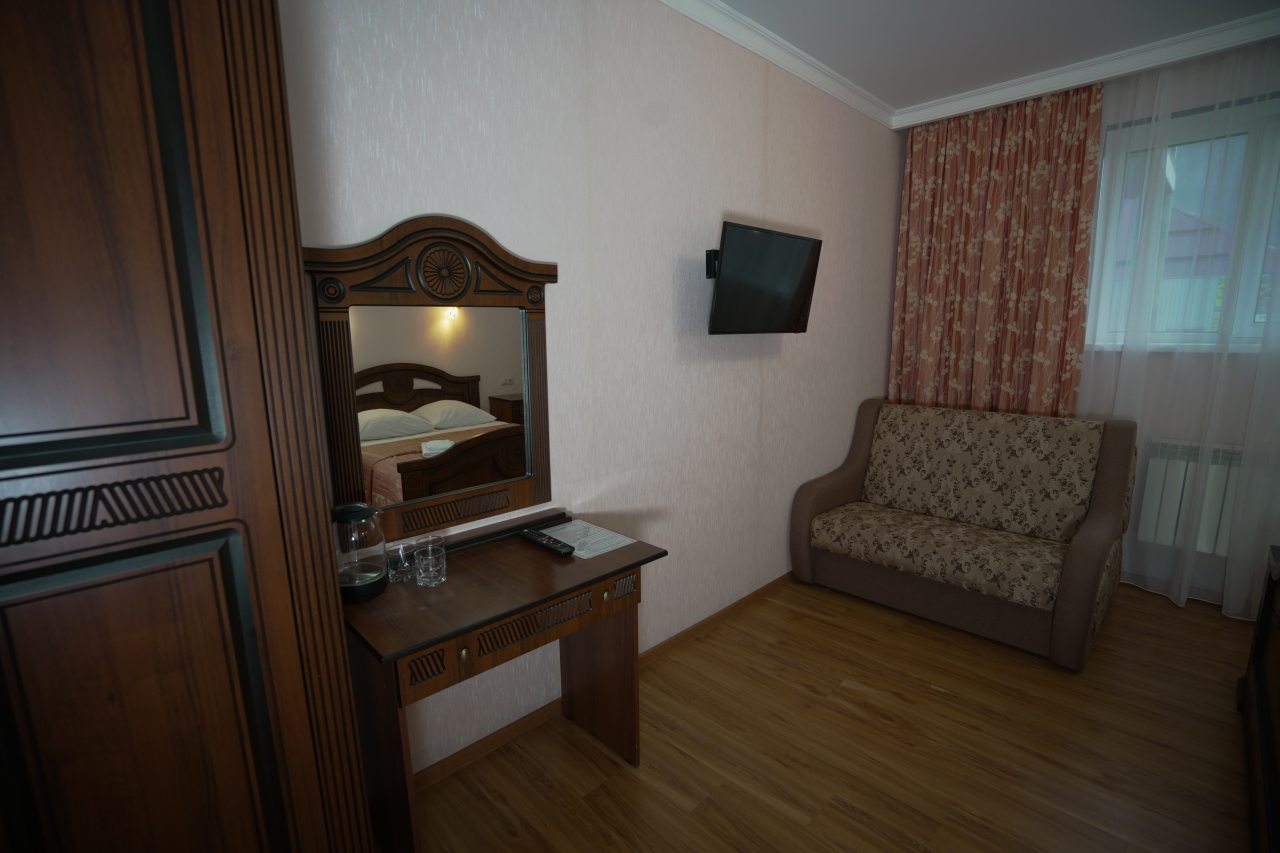 Двухместный (Стандарт с двуспальной кроватью цокольный этаж), Отель Кавказ