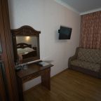Двухместный (Стандарт с двуспальной кроватью цокольный этаж), Отель Кавказ