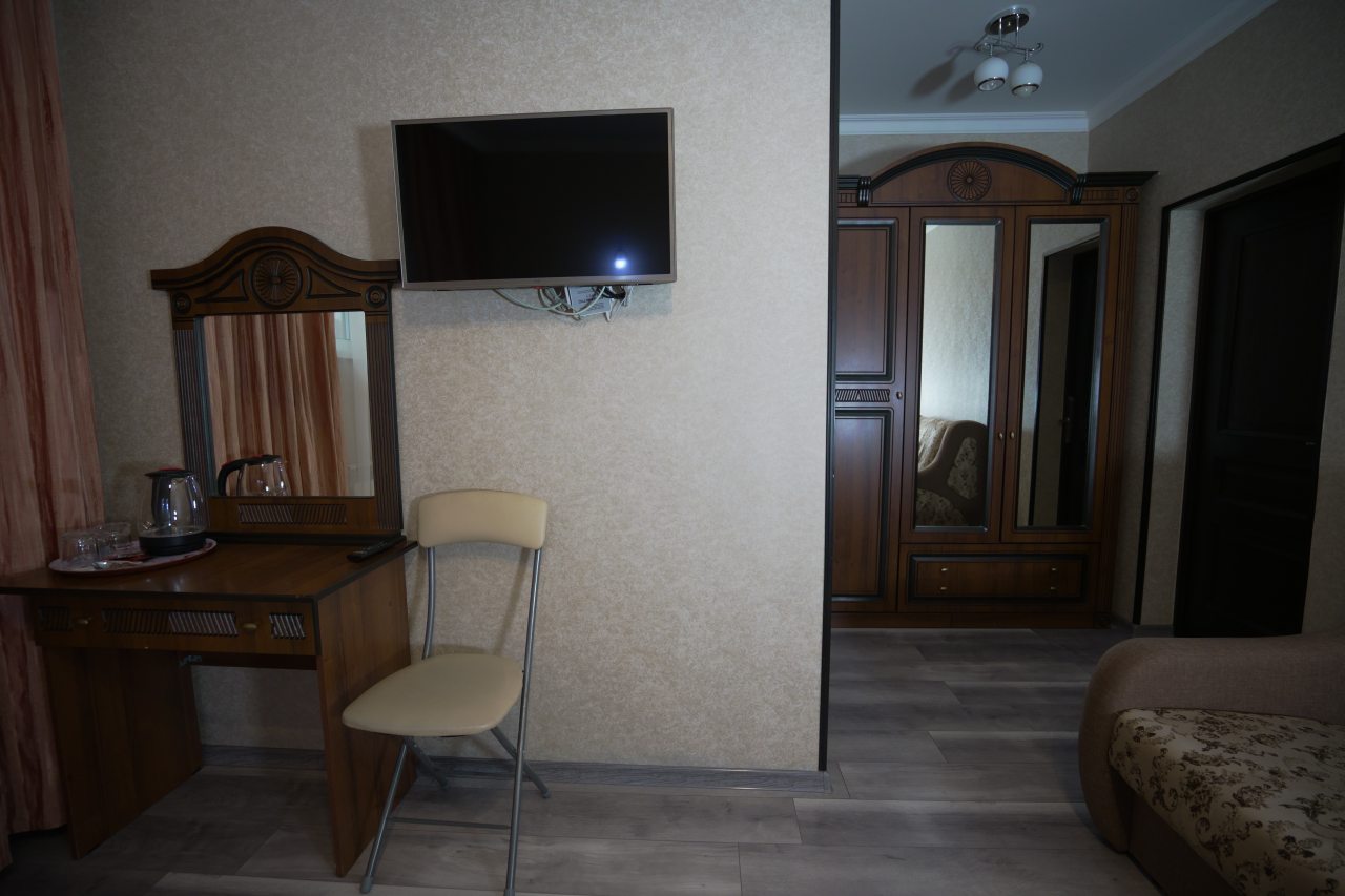 Двухместный (Стандарт с двуспальной кроватью цокольный этаж), Отель Кавказ