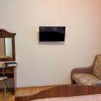 Двухместный (Стандарт с двуспальной кроватью цокольный этаж), Отель Кавказ