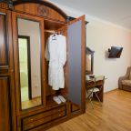 Двухместный (Стандарт с двуспальной кроватью цокольный этаж), Отель Кавказ