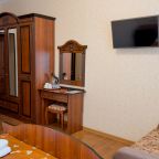 Двухместный (Стандарт с двуспальной кроватью 1 этаж), Отель Кавказ