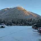 просторная парковка на территории отеля