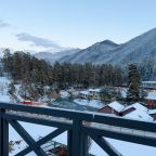 вид из номеров на горы и реку