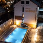 Теплый бассейн под открытым небом