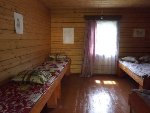 Номер (Кровать в общем 6-местном номере для мужчин и женщин) туристского комплекса Беркут, Чемал
