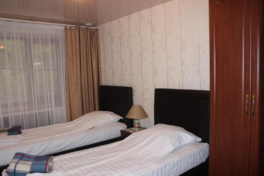 Двухместный (Комфорт с двумя раздельными кроватями) гостиницы Каштан, Волгоград