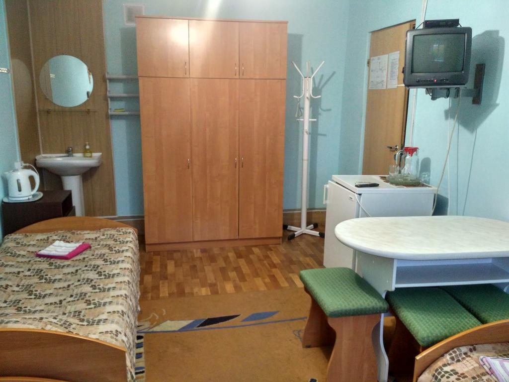 Трехместный (Трехместный номер эконом-класса с общей ванной комнатой) мини-отеля Заполярье, Полярные Зори