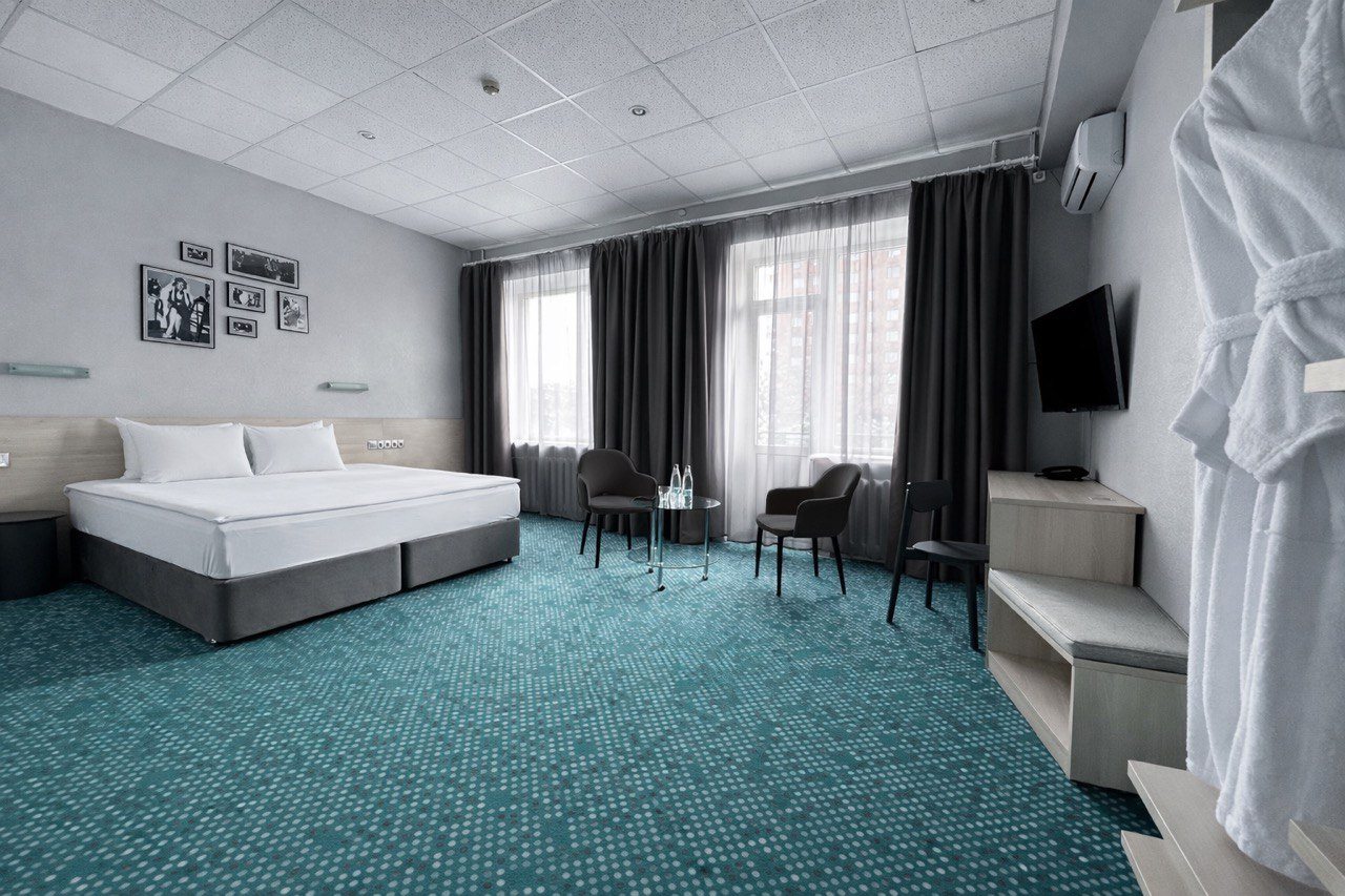 Двухместный (Стандарт улучшенный с двуспальной кроватью и раскладным креслом / диваном), Маринс Парк Отель Ростов