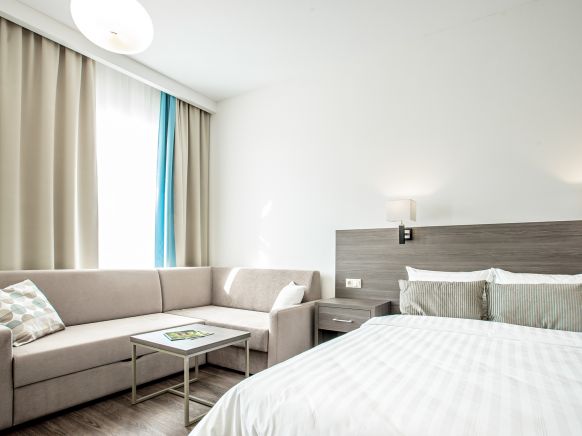 Фотография номера апарт отеля Рамада Новосибирск Жуковка