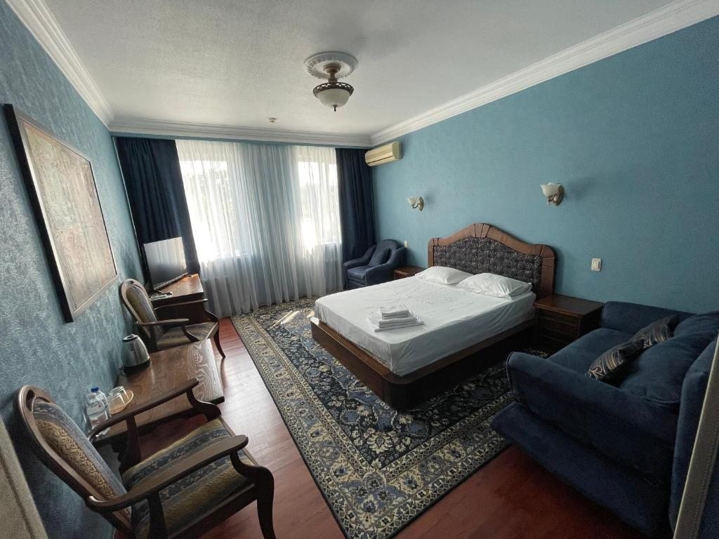 Двухместный (Двухместный номер Делюкс с 1 кроватью + дополнительная кровать) отеля Дилижанс, Батайск