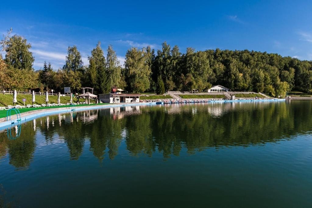 Парк отель в озерах. Парк отель ая горный Алтай. Парк-отель ая, посёлок Катунь. Парк отель озеро ая.