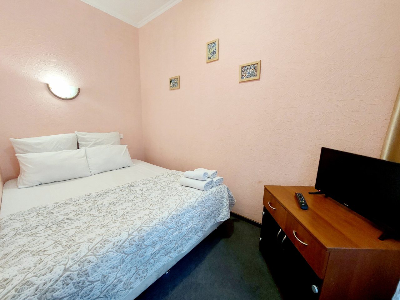 Трехместный (Трехместный комфорт с двуспальной кроватью и диван-кровать с собственным санузлом) отеля Dolce Vita, Санкт-Петербург