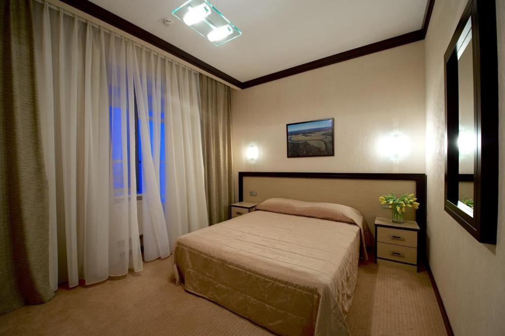Номер с двуспальной кроватью в отеле Центр, Сургут. Отель City
