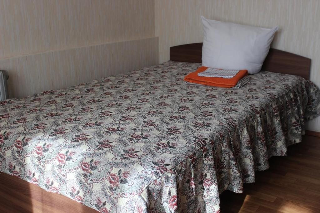Двухместный (Двухместный номер с 1 двуспальной кроватью и дополнительной кроватью) гостиницы Центральная, Кушва