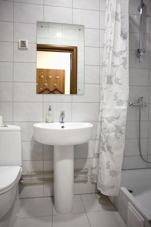 Двухместный (Двухместный номер с 2 отдельными кроватями и собственной ванной комнатой) мотеля Вояж, Кондопога