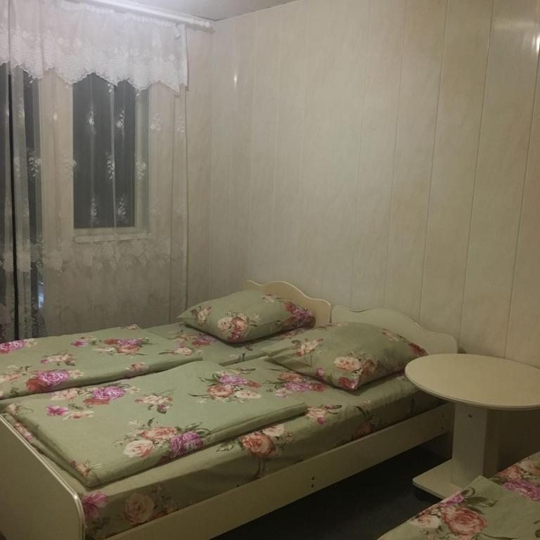 Трехместный (Трехместный номер с общей ванной комнатой) отеля Изумруд, Южный