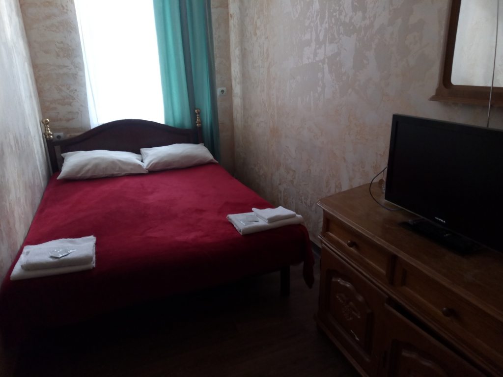 Двухместный (Эконом № 3.3 с одной большой кроватью) бутик-отеля Дворец Бичайханова, Иркутск