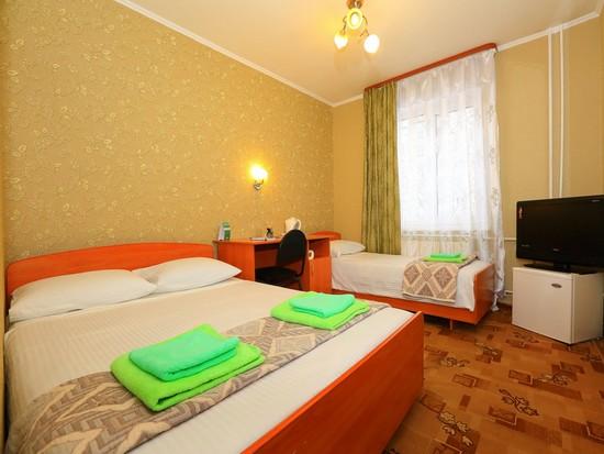 Трехместный (с двумя кроватями и рабочим местом) гостиницы МК Аврора, Томск