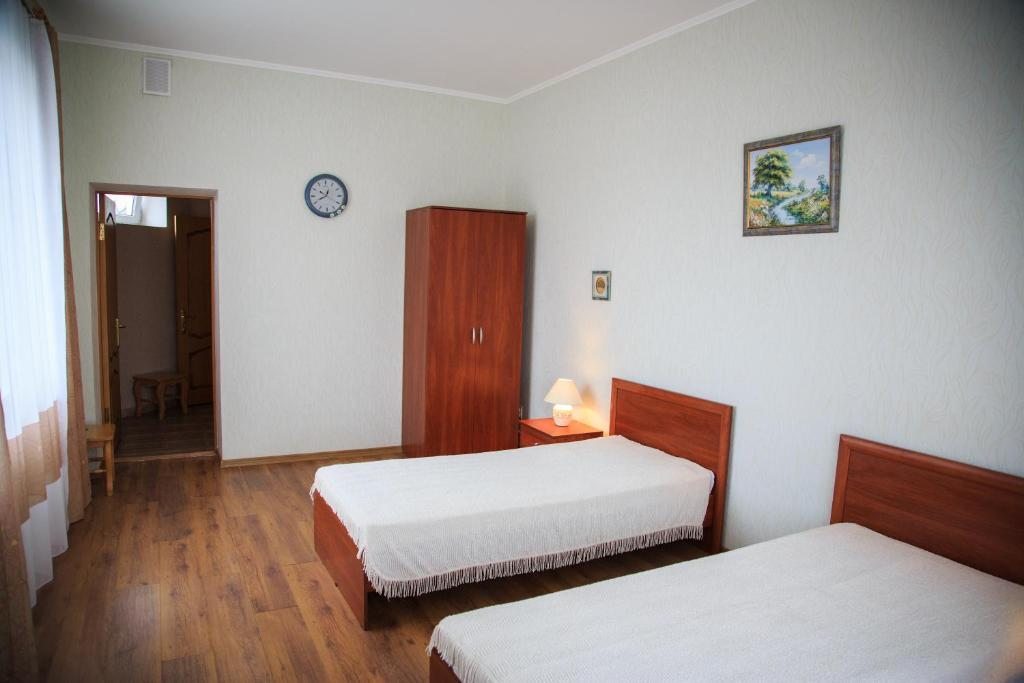 Двухместный (Двухместный номер с 2 отдельными кроватями и балконом) гостевого дома Усадьба, Камышин