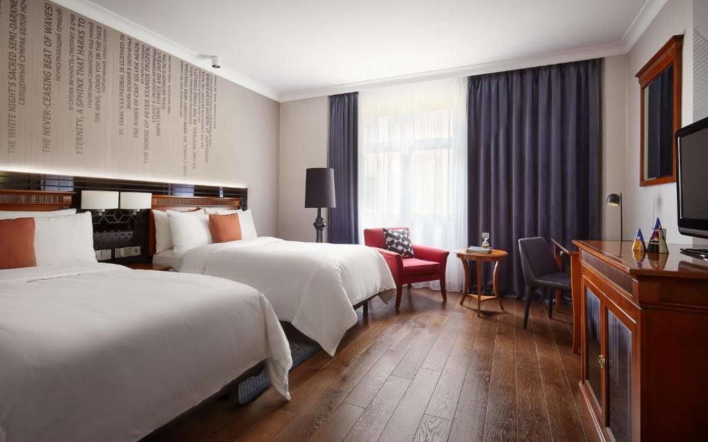 De Luxe (Делюкс «Премиум» с 2 отдельными кроватями и видом на атриум) отеля Ренартисс Исаакий, Санкт-Петербург