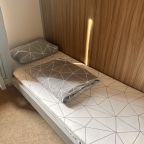 1 спальная кровать, вешалки для одежды, журнальный столик