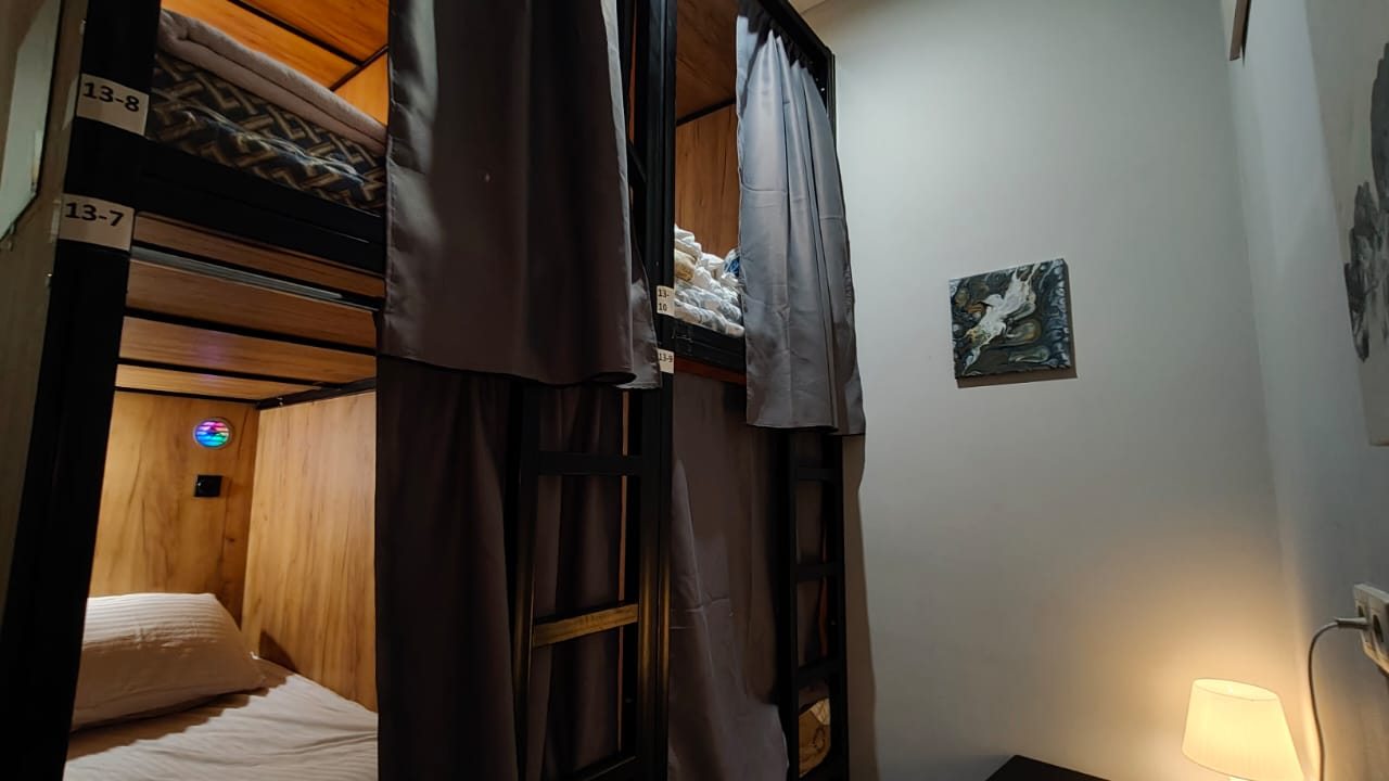 Капсула, Хостел Мир