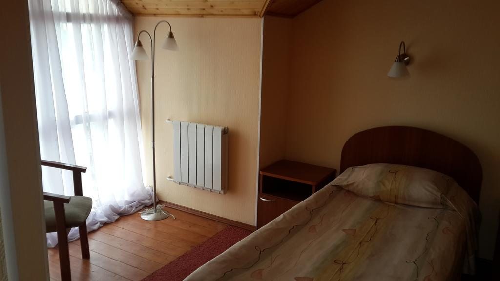 Двухместный (Улучшенный двухместный номер с 2 отдельными кроватями) гостиницы Каргополь