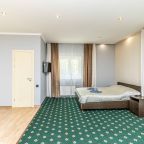 Четырехместный (Семейный (с одной двухспальной кроватью и диваном)), Гостиница Клен