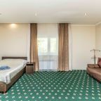 Четырехместный (Семейный (с одной двухспальной кроватью и диваном)), Гостиница Клен