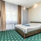 Четырехместный (Семейный (с одной двухспальной кроватью и диваном)), Гостиница Клен