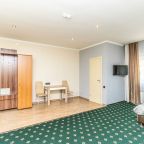 Четырехместный (Семейный (с одной двухспальной кроватью и диваном)), Гостиница Клен