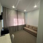 De Luxe (Комфорт+ (с одной двухспальной кроватью и диваном)), Гостиница Клен