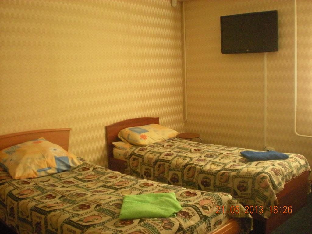 Номер (Кровать в номере эконом-класса с 3 кроватями) отеля Сибирячка, Стрежевой