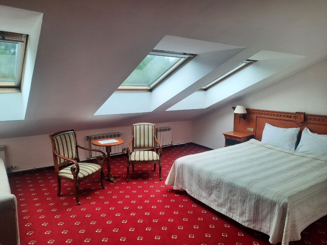 Двухместный (Стандарт Улучшенный Мансардный) гостиницы Garden House, Гатчина