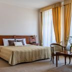 Полулюкс (Полулюкс), Гостиница Golden Hotel