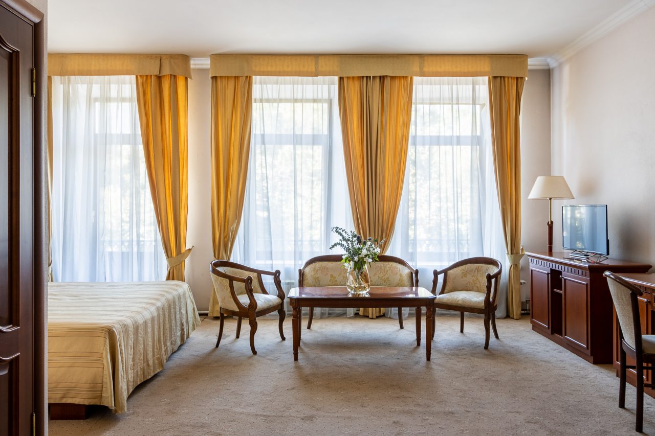 Полулюкс (Полулюкс), Гостиница Golden Hotel