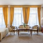 Полулюкс (Полулюкс), Гостиница Golden Hotel