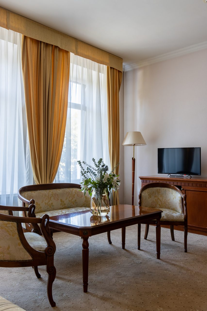 Полулюкс (Полулюкс), Гостиница Golden Hotel