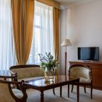 Полулюкс (Полулюкс), Гостиница Golden Hotel
