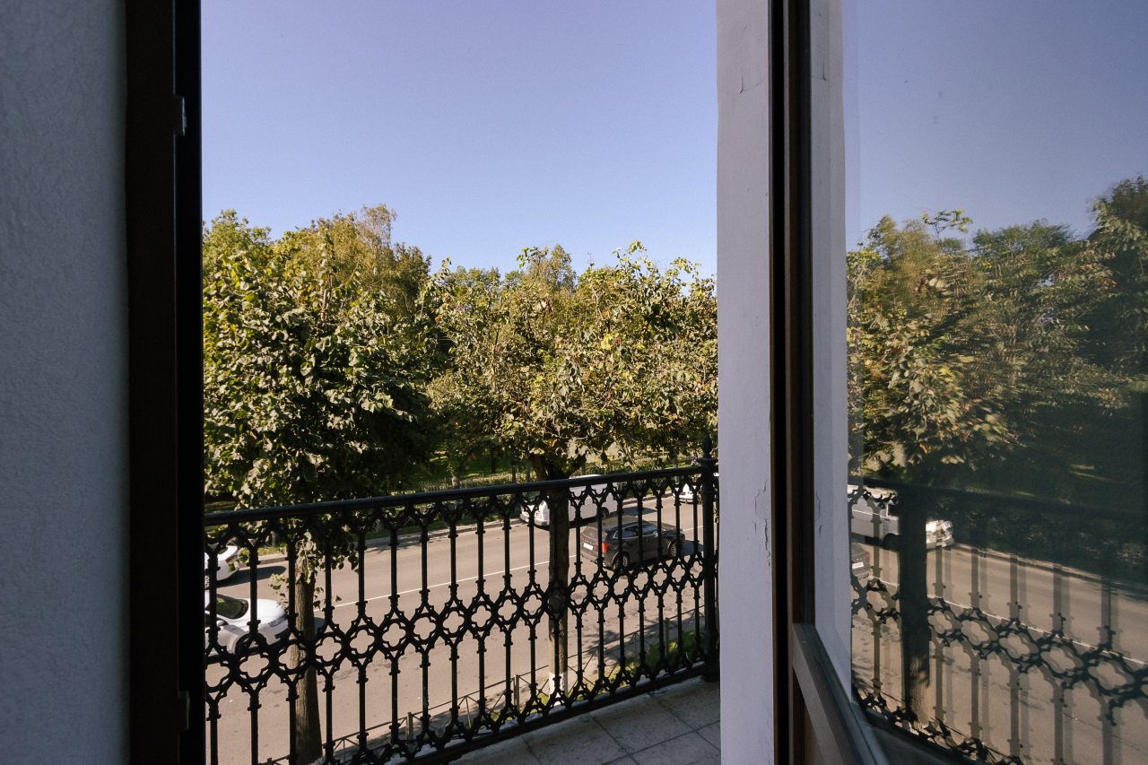 Полулюкс (Полулюкс), Гостиница Golden Hotel