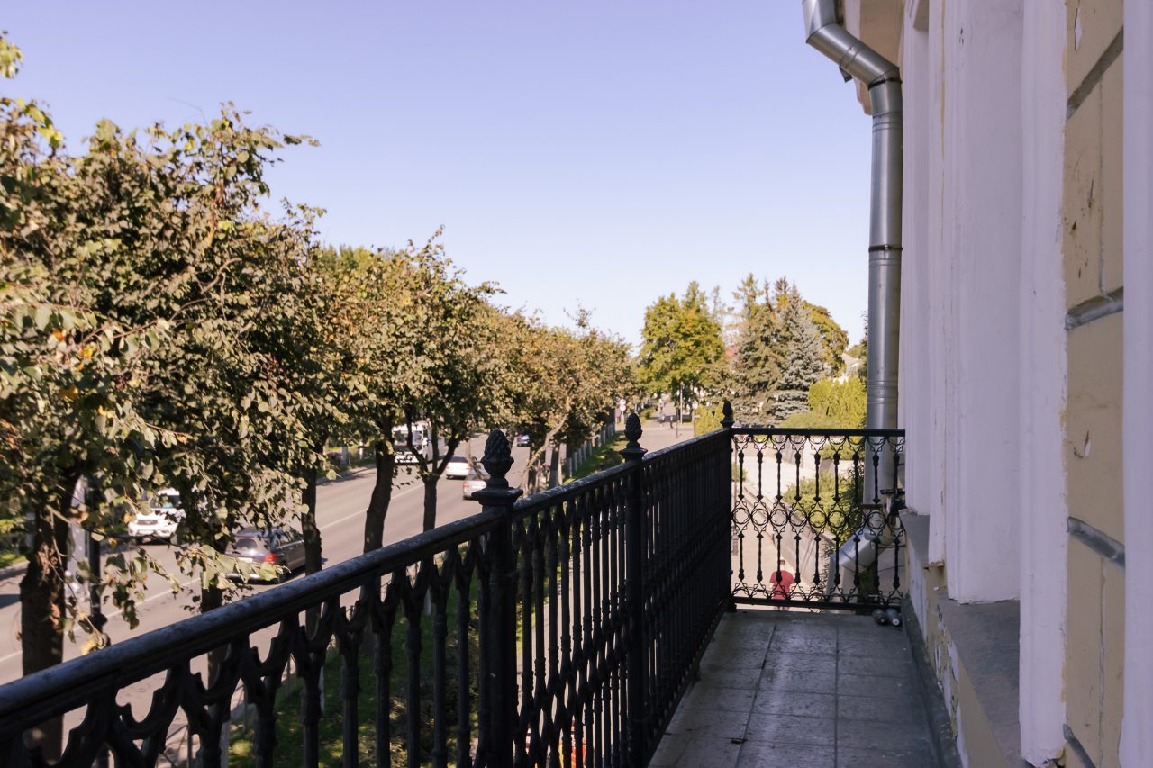 Полулюкс (Полулюкс), Гостиница Golden Hotel