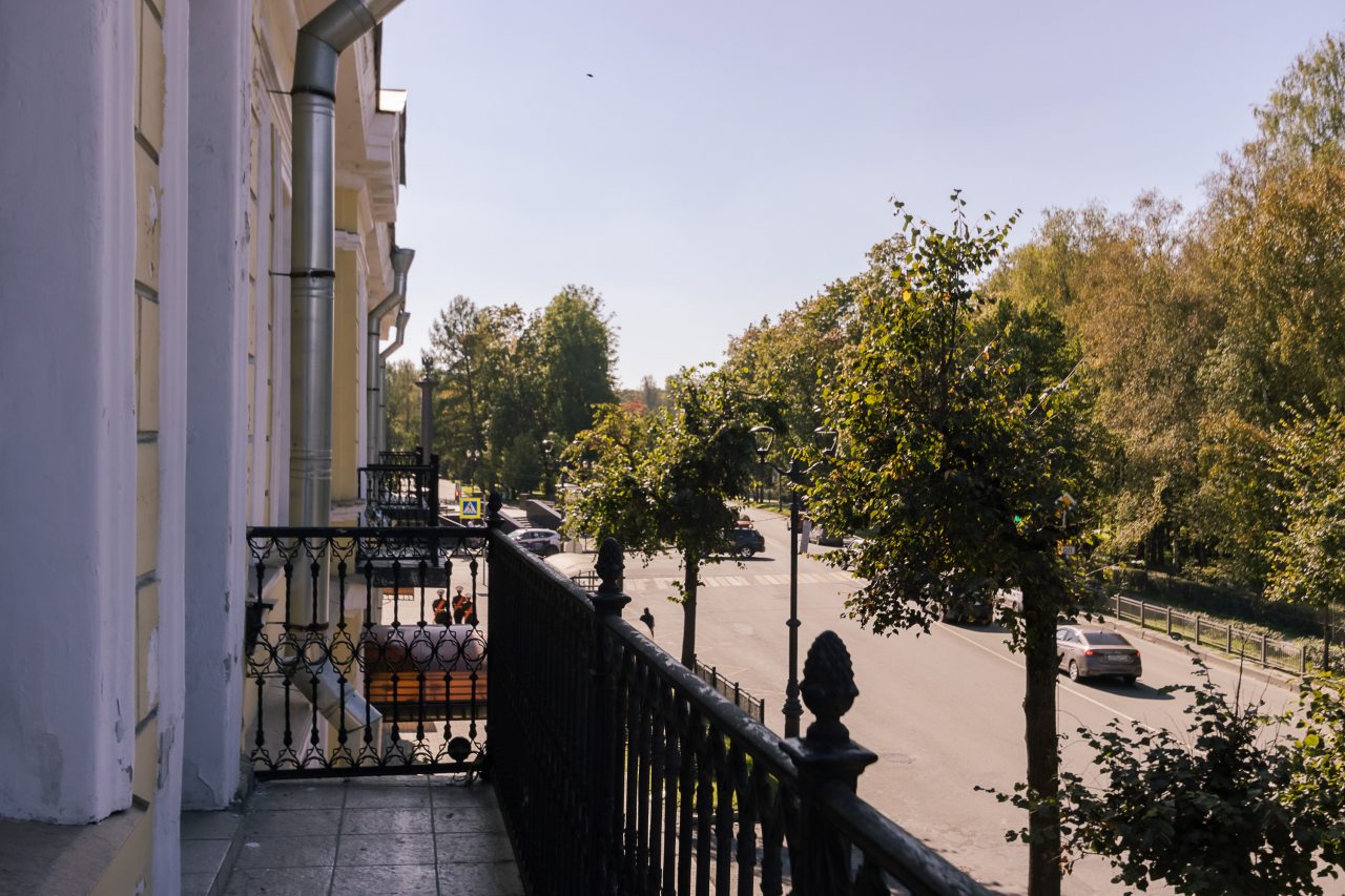 Полулюкс (Полулюкс), Гостиница Golden Hotel